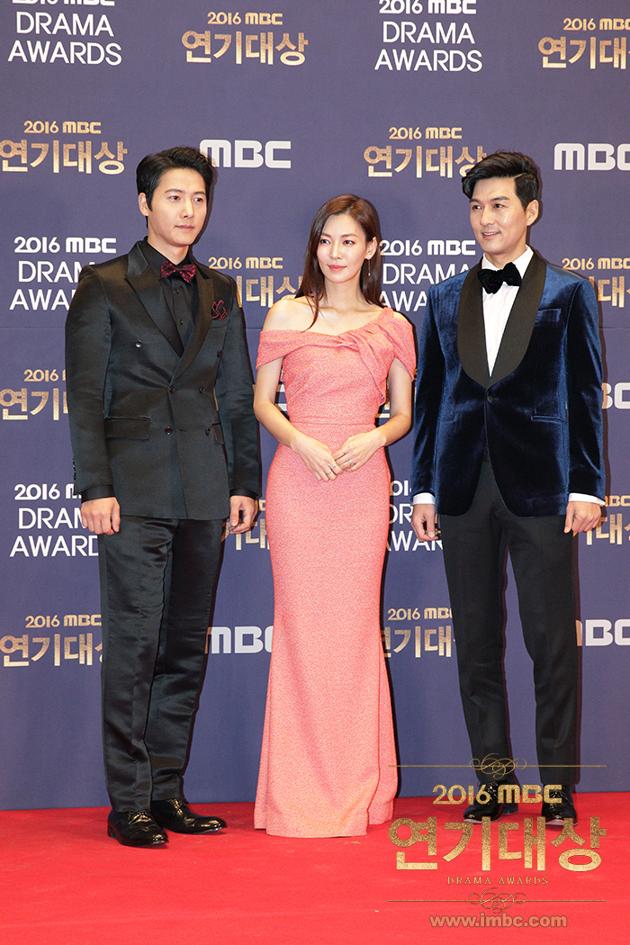 Gambar Foto Lee Sang Woo, Kim So Yeon dan Lee Pil Mo di Red Carpet MBC Drama 2016