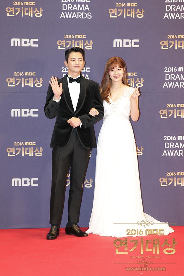 Gambar Foto Seo In Guk dan Nam Ji Hyun di Red Carpet MBC Drama 2016