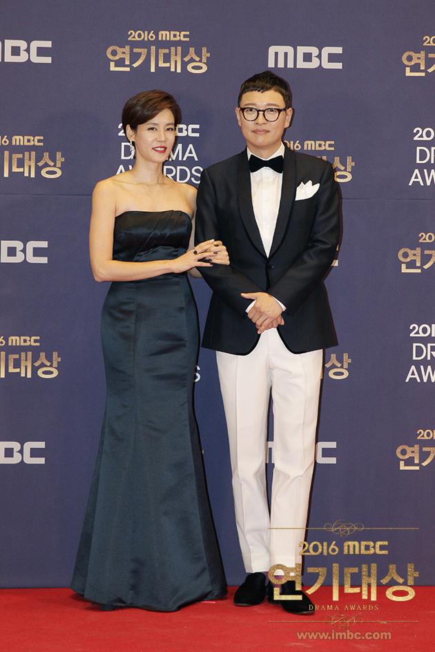 Gambar Foto Kim Ji Ho dan Kim Ho Jin di Red Carpet MBC Drama 2016