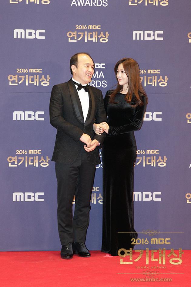 Gambar Foto Kim Kwang Gyu dan Kim Yoo Ri di Red Carpet MBC Drama 2016