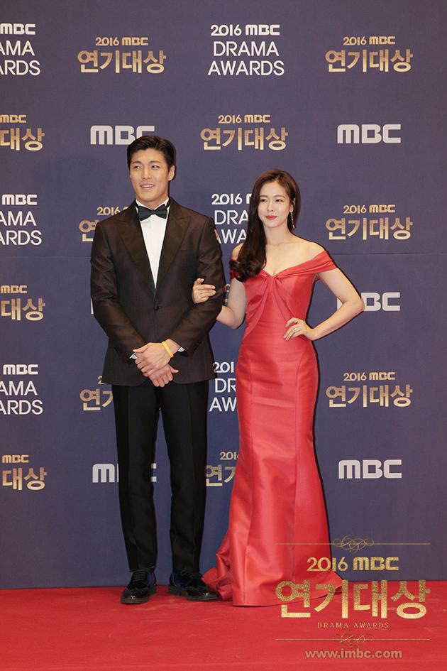 Foto Lee Jae Yoon dan Kyung Soo Jin di Red Carpet MBC Drama 2016