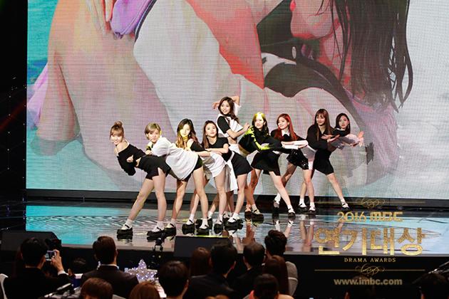 Gambar Foto Twice Saat Nyanyikan  Lagu 'TT' di MBC Drama 2016