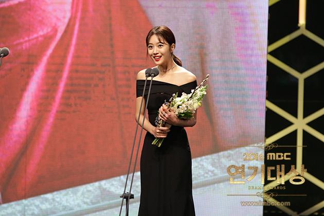Gambar Foto Jo Bo Ah Raih Piala Best New Actress