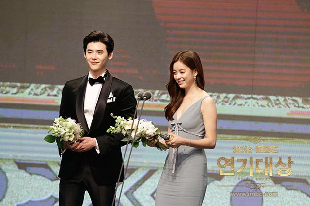 Gambar Foto Lee Jong Suk dan Han Hyo Joo Raih Piala Best Couple
