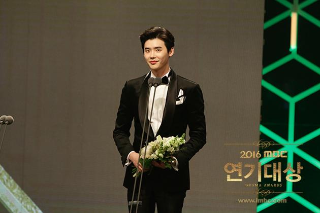 Foto Lee Jong Suk Juga Raih Piala Male High Excellence Award for Mini-Series