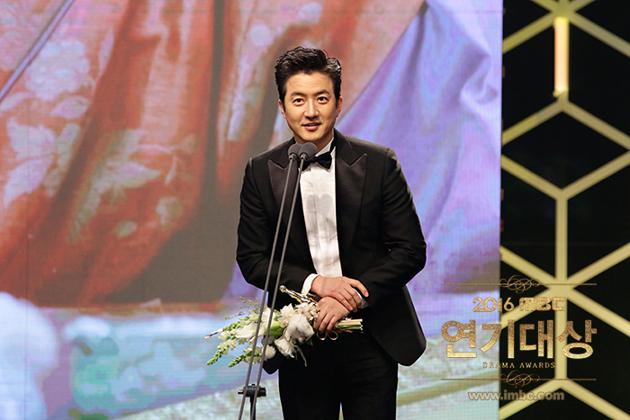 Gambar Foto Jung Joon Ho Raih Piala Golden Acting Award for Special Production Drama