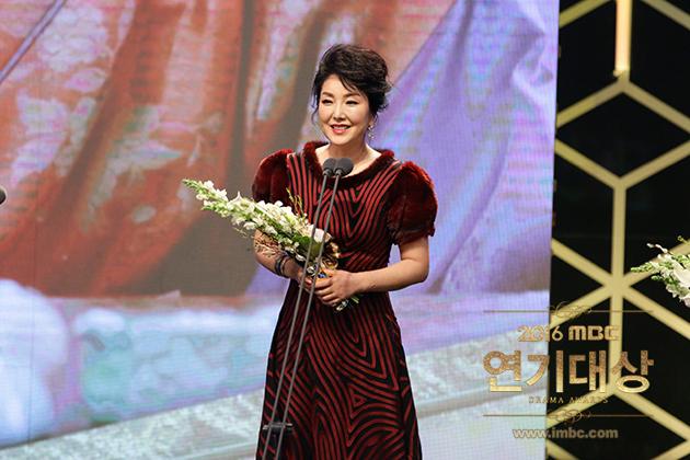 Gambar Foto Lee Hwi Hyang Raih Piala Golden Acting Award for Special Production Drama