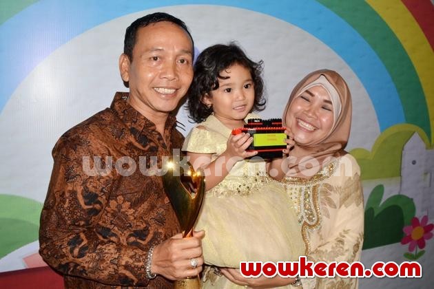 Gambar Foto Anak Ayu Ting Ting, Bilqis ditemani Kakek Neneknya di Acara 'Mom & Kids Awards 2016'