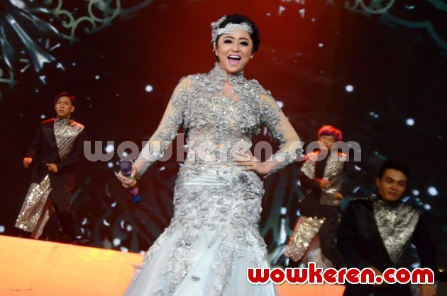 Gambar Foto Dewi Persik di Acara HUT Indosiar ke-22