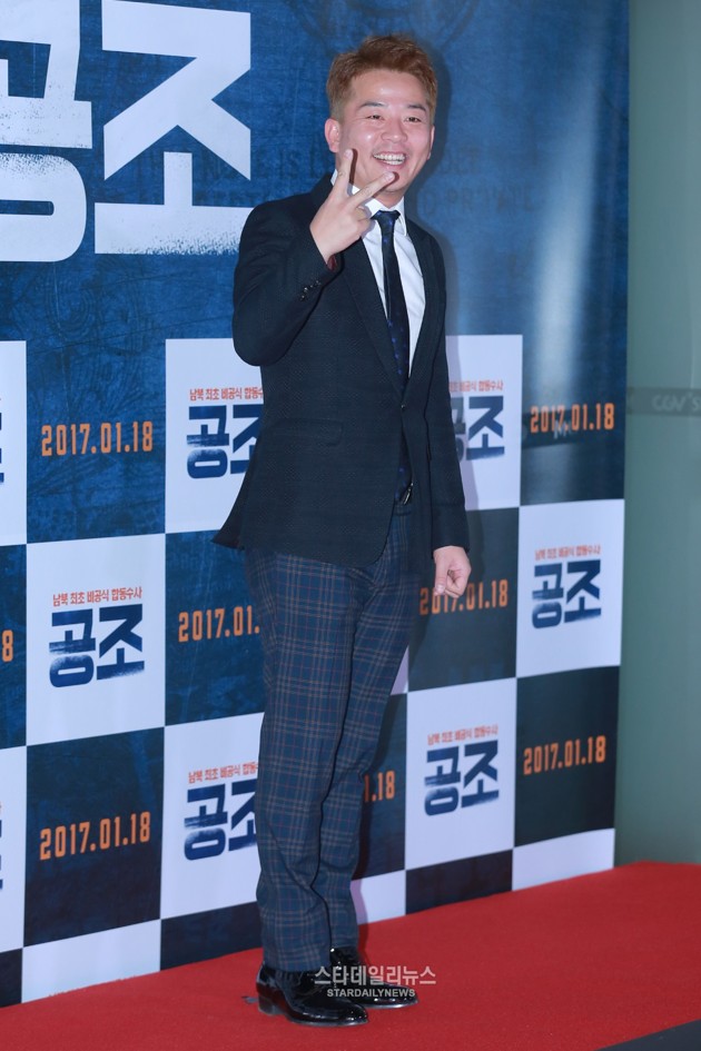Gambar Foto Komedian Kim Jun Ho Hadir di VIP Premiere Film 'Cooperation'