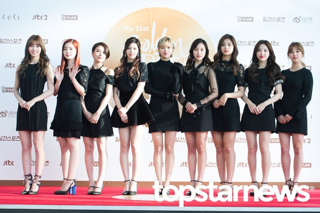 Gambar Foto Twice di Red Carpet Hari Pertama Golden Disk Awards 2017