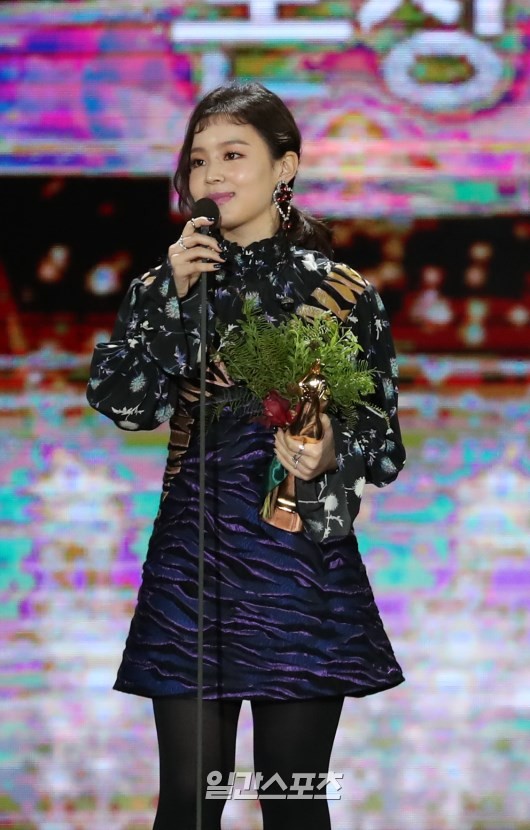 Gambar Foto Lee Hi Raih Piala Bonsang