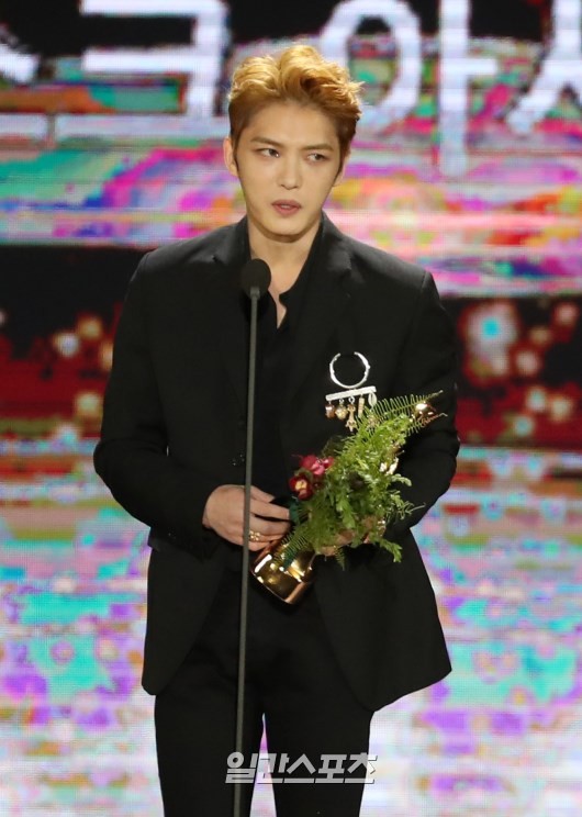 Gambar Foto Jaejoong JYJ Raih Piala Asia Popularity Award