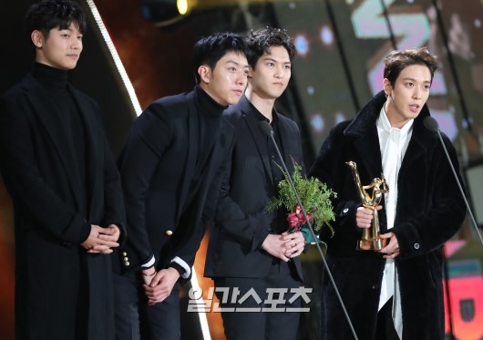 Gambar Foto CN Blue Raih Piala Best K-Pop Band