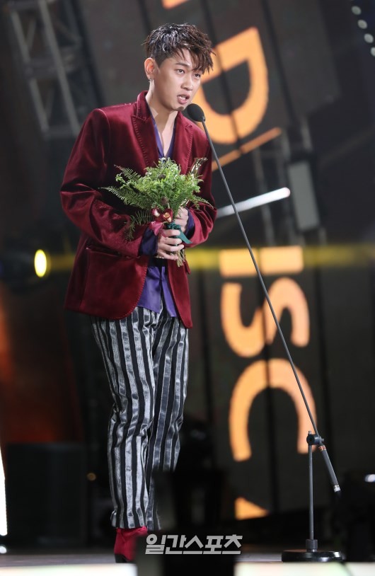 Gambar Foto Crush Raih Piala Best R&B/Soul Artist