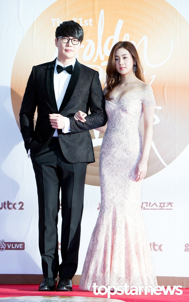 Gambar Foto Sung Si Kyung dan Kang Sora di Red Carpet Hari Kedua Golden Disk Awards 2017