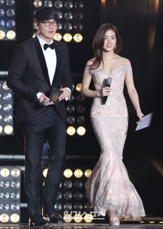 Gambar Foto Sung Si Kyung dan Kang Sora di Hari Kedua Golden Disk Awards 2017