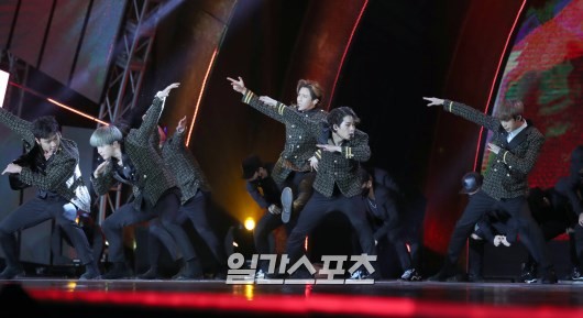 Gambar Foto Penampilan Monsta X di Hari Kedua Golden Disk Awards 2017