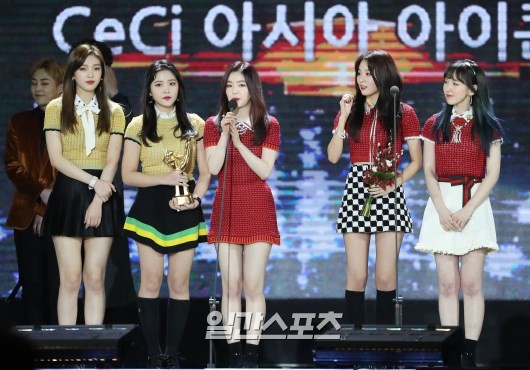 Gambar Foto Red Velvet Raih Piala CeCi Asia Icon Award