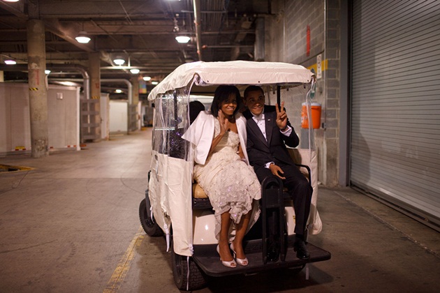 Gambar Foto Manisnya Barack Obama dan Michelle Saat Menaiki Mobil Golf di Washington D.C. Tahun 2009