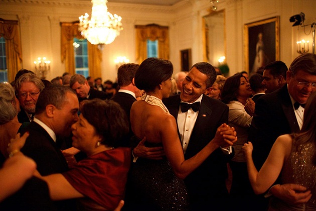Gambar Foto Wajah Obama Terlihat Bahagia Saat Berdansa Mesra Dengan Michelle di Governor's Ball, Tahun 2009
