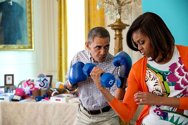 Gambar Foto Berpose Ala Petinju, Obama Menunjukkan Sisi Humornya Bersama Michelle Obama di Acara Paskah di White House
