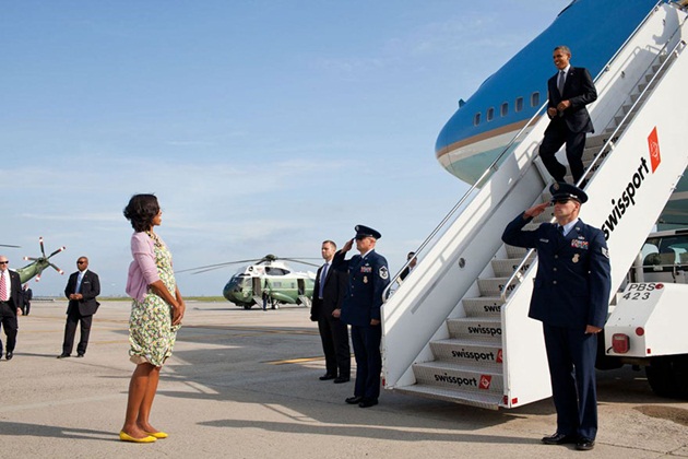 Gambar Foto Michelle Menyambut Kedatangan Obama di Bandara Internasional John F. Kennedy, New York, Tahun 2012