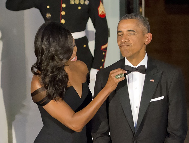 Gambar Foto Michelle Membetulkan Dasi Milik Obama Saat Akan Menyambut Kedatangan Presiden China Xi Jinping di White House