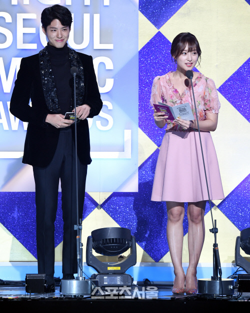 Gambar Foto Park Bo Gum dan Kim Ji Won Saat Bacakan Nominasi New Artist Award di Seoul Music Awards 2017