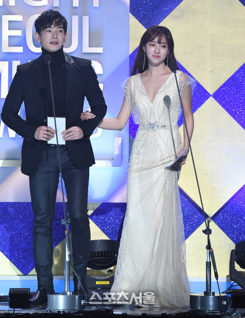 Gambar Foto On Joo Wan dan Jung Hye Sung di Seoul Music Awards 2017