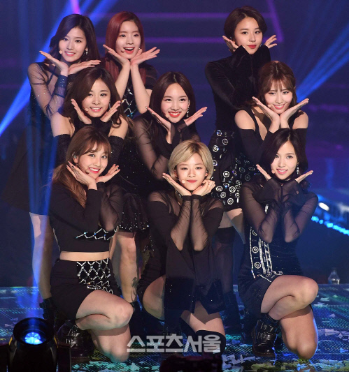 Gambar Foto Penampilan Twice di Seoul Music Awards 2017