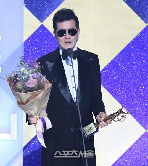 Gambar Foto Tae Jin Ah Raih Piala Trot Award