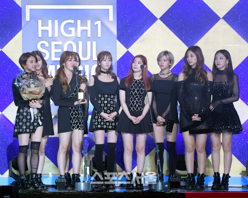 Gambar Foto Twice Raih Piala Best Digital Song Award