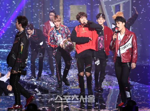 Gambar Foto EXO Tutup Acara Seoul Music Awards 2017 dengan Lagu Kemenangan 'Monster' Bersama Penonton dan Para Artis yang Hadir