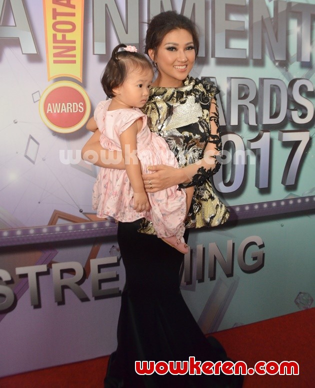 Gambar Foto Sarwendah Datang Bersama Thalia Putri Onsu Putrinya