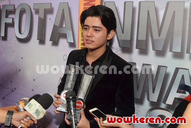 Gambar Foto Penampilan Aliando di Infotainment Awards 2017