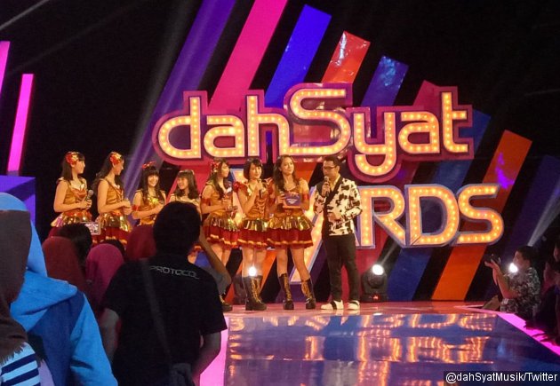 Gambar Foto JKT48 Bacakan Nominasi Kategori Artis Cilik Terdahsyat