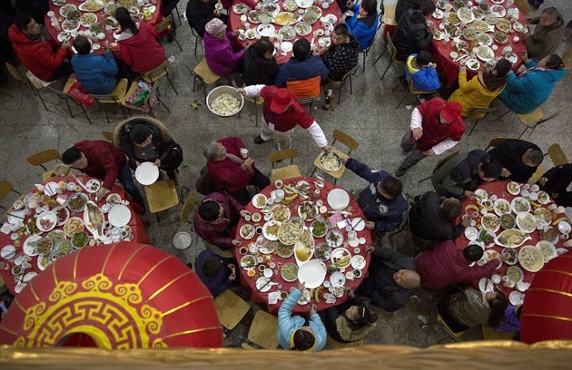 Gambar Foto Restoran Pangsit yang Ramai Saat Perayaan Imlek 2017
