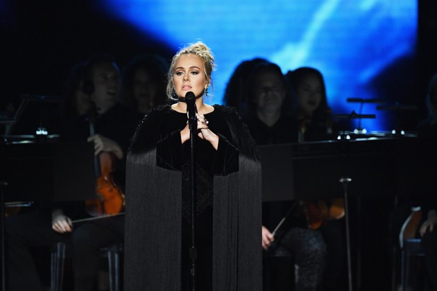 Gambar Foto Penampilan Spesial Adele untuk Mengenang Mendiang George Michael dengan Nyanyikan Lagu 'Fastlove'