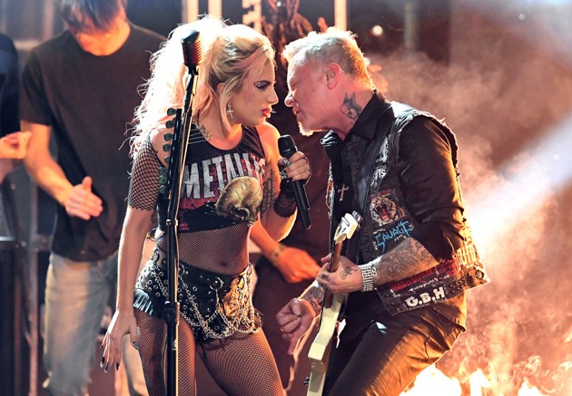 Gambar Foto Kolaborasi Spektaluler Lady GaGa dan Metallica Nyanyikan Lagu 'Moth into Flame'