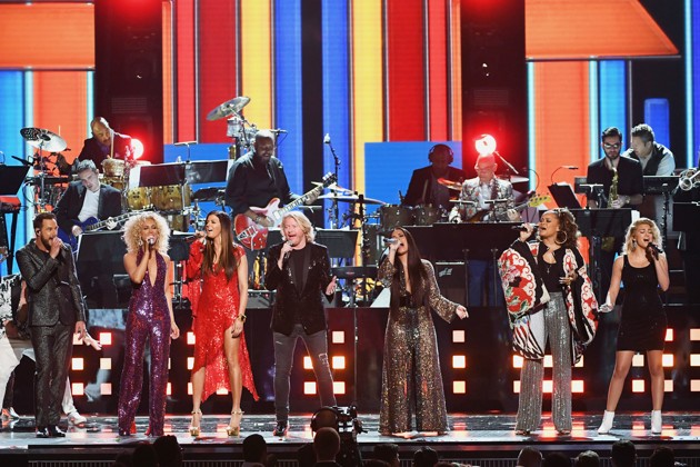 Gambar Foto Demi Lovato, Andra Day, Tori Kelly dan Little Big Town Suguhkan Penampilan Spesial untuk Mengenang Bee Gees