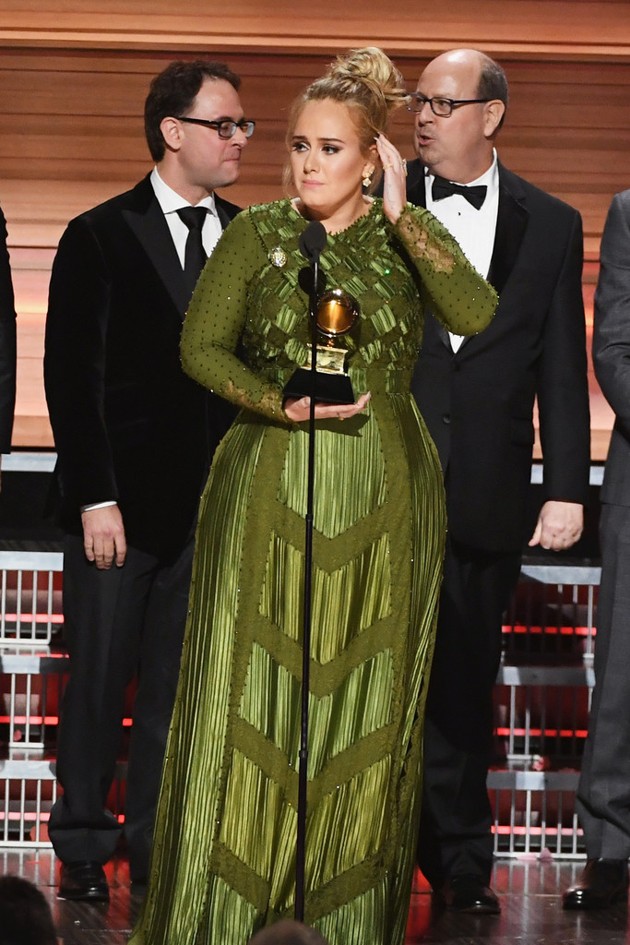Gambar Foto Adele Berhasil Raih 5 Piala Grammy Awards 2017