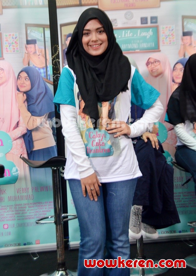 Foto Vebby Palwinta Di Gala Premier Film Cahaya Cinta Pesantren Foto 2 Dari 34