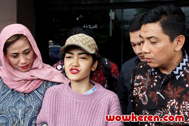 Gambar Foto Julia Perez di Polres Metro Jakarta Selatan Bersama Kuasa Hukum