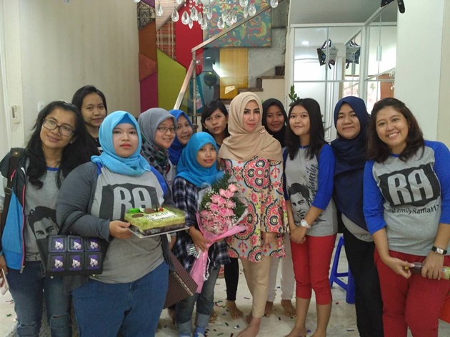 Gambar Foto Mama Amy juga Menyempatkan Diri Berfoto Bersama Fans Setia Raffi Ahmad