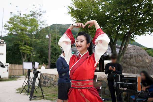 Gambar Foto Seo Ye Ji Tunjukan Tanda Hati Pakai Tangan Saat Syuting Drama 'Hwarang'