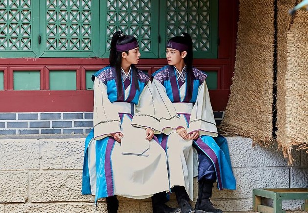 Gambar Foto Park Seo Joon dan V Bangtan Boys di BTS Drama 'Hwarang'