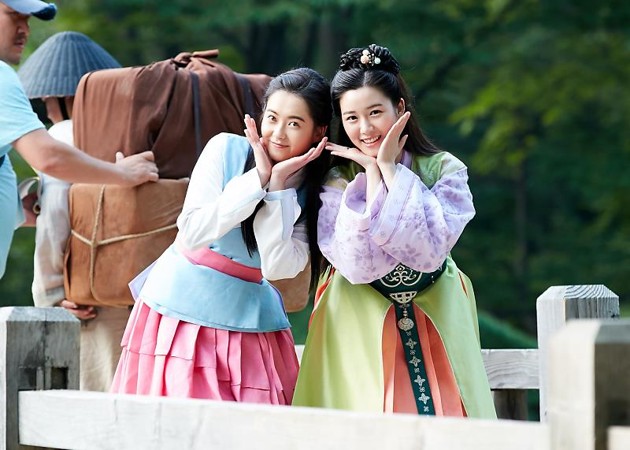 Gambar Foto Go Ara dan Lee Da In Adu Cantik Saat Syuting Drama 'Hwarang'