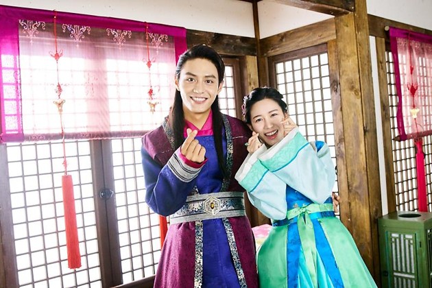 Gambar Foto Serasinya Pasangan Do Ji Han dan Lee Da In di BTS Drama 'Hwarang'