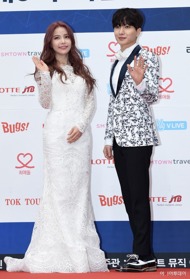 Gambar Foto Solar Mamamoo dan Leeteuk Super Junior di Red Carpet Gaon K-Pop Chart Awards 2017